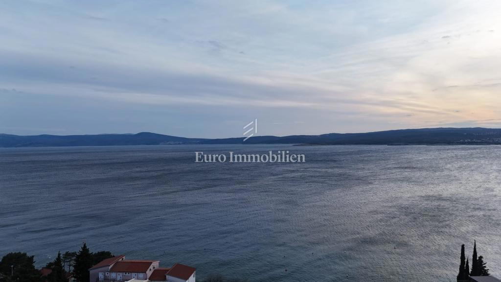 Crikvenica - hiša v treh etažah, 2. red od morja