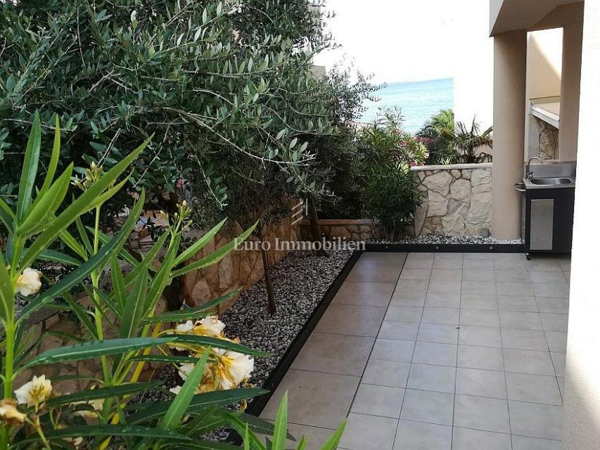 Mandre - apartma v pritličju, 2. vrsta do plaže