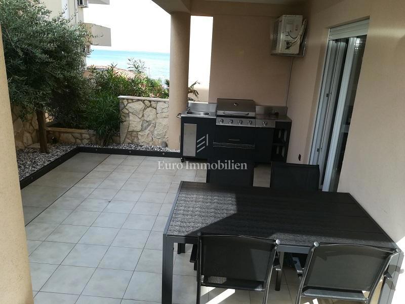 Mandre - apartma v pritličju, 2. vrsta do plaže
