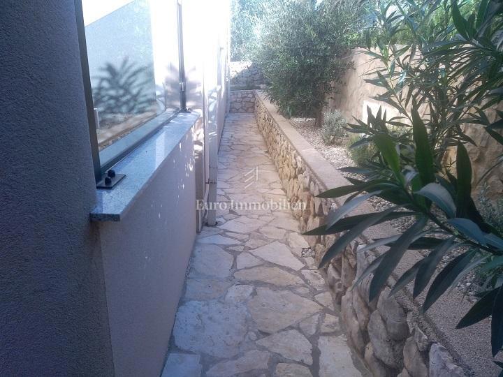 Mandre - apartma v pritličju, 2. vrsta do plaže