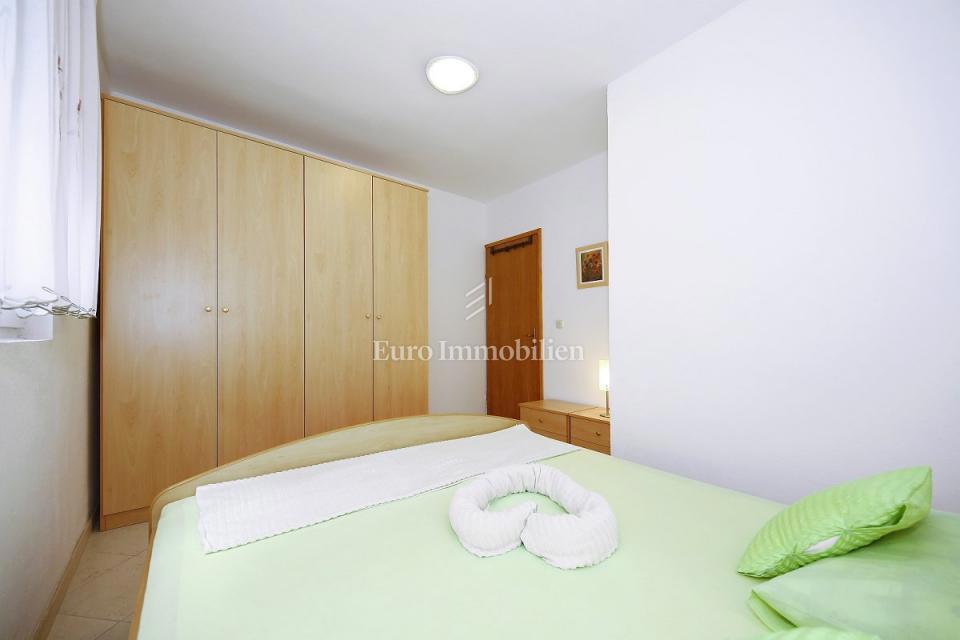 Pirovac - apartmajska hiša v bližini morja