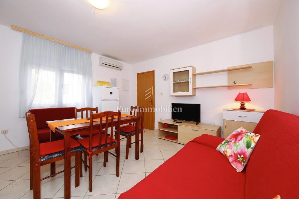 Pirovac - apartmajska hiša v bližini morja