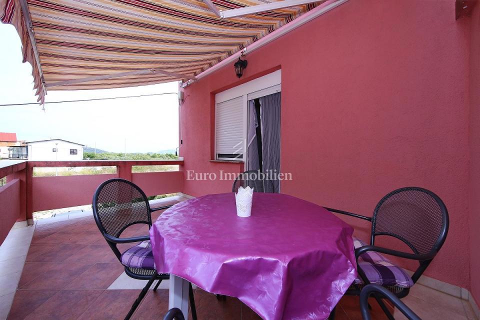 Pirovac - apartmajska hiša v bližini morja