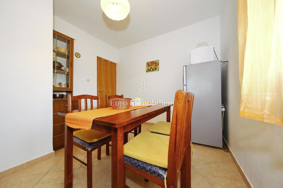 Pirovac - apartmajska hiša v bližini morja
