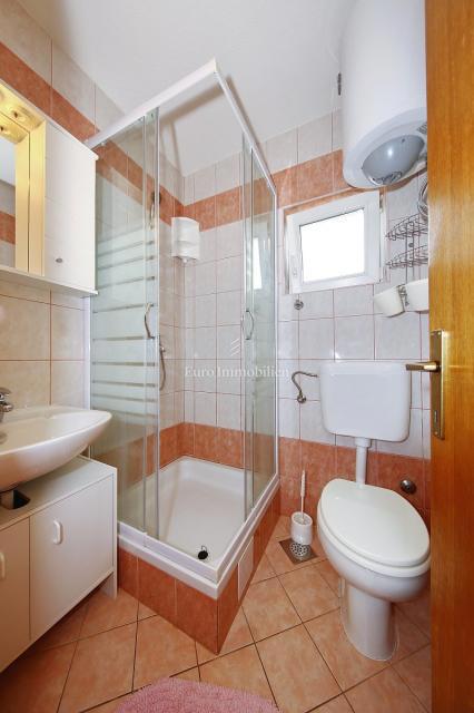 Pirovac - apartmajska hiša v bližini morja