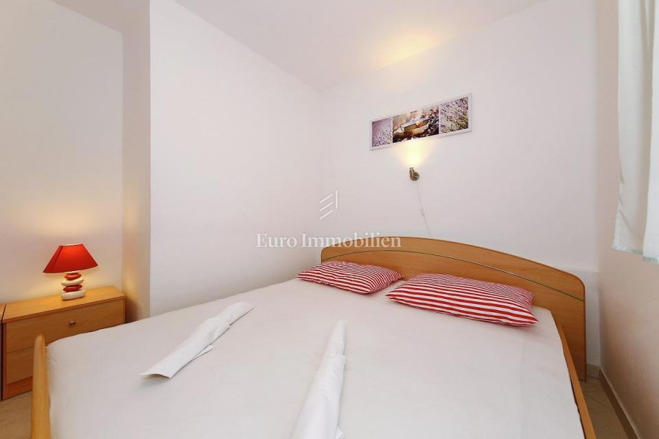 Pirovac - apartmajska hiša v bližini morja