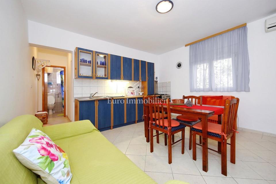 Pirovac - apartmajska hiša v bližini morja