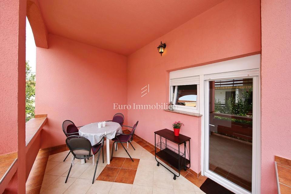 Pirovac - apartmajska hiša v bližini morja
