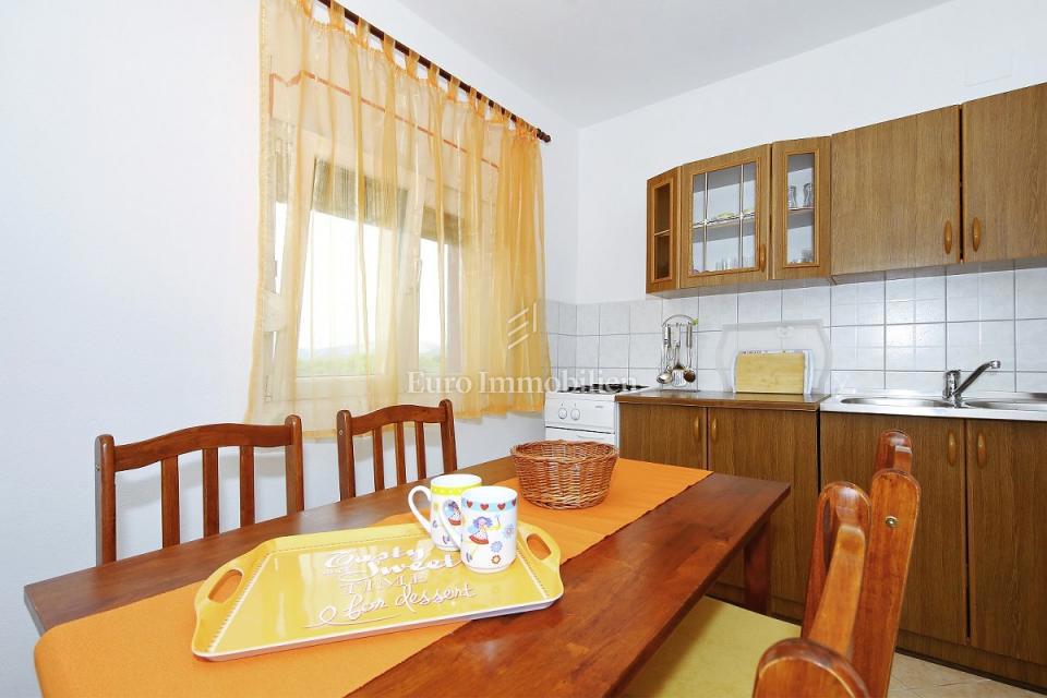 Pirovac - apartmajska hiša v bližini morja