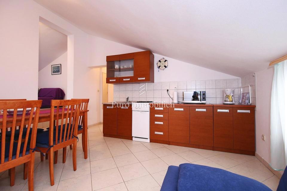 Pirovac - apartmajska hiša v bližini morja