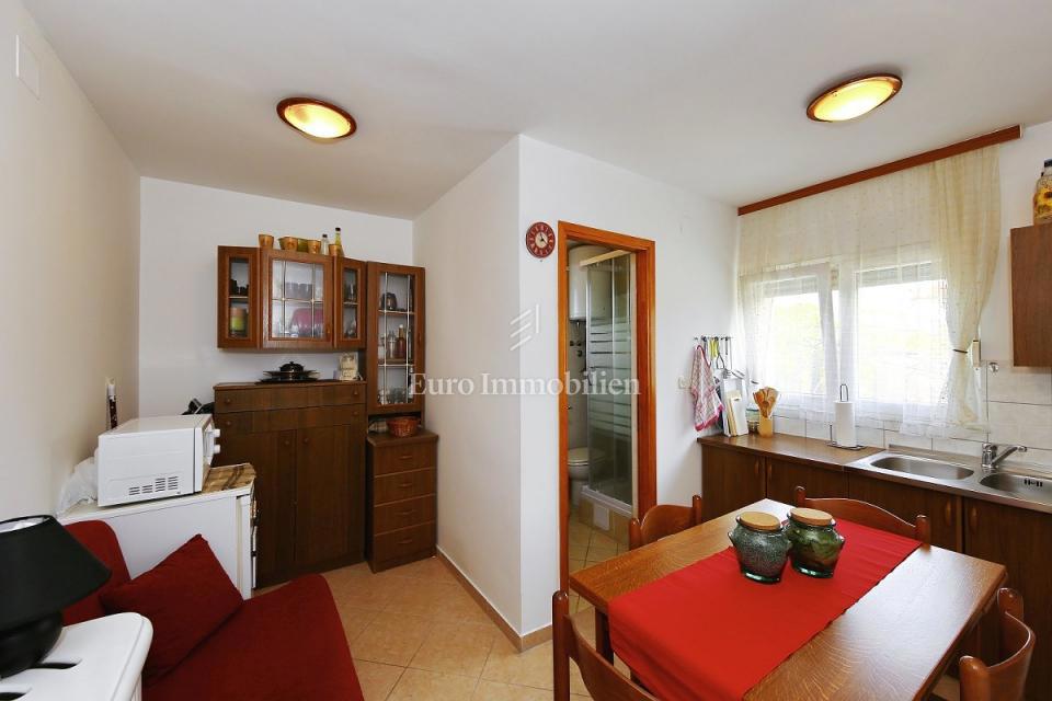 Pirovac - apartmajska hiša v bližini morja