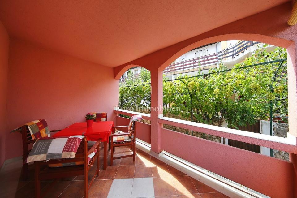 Pirovac - apartmajska hiša v bližini morja