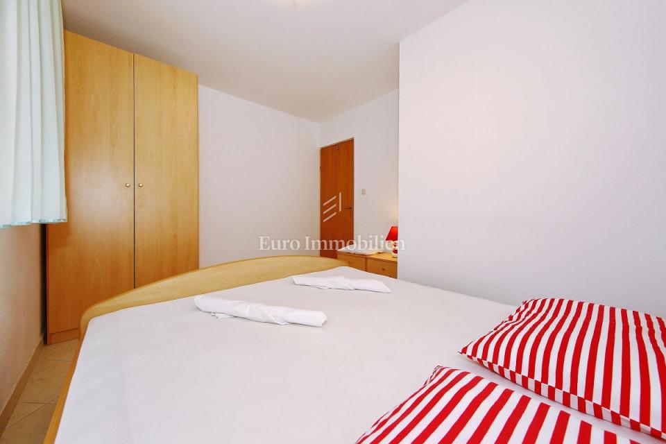 Pirovac - apartmajska hiša v bližini morja