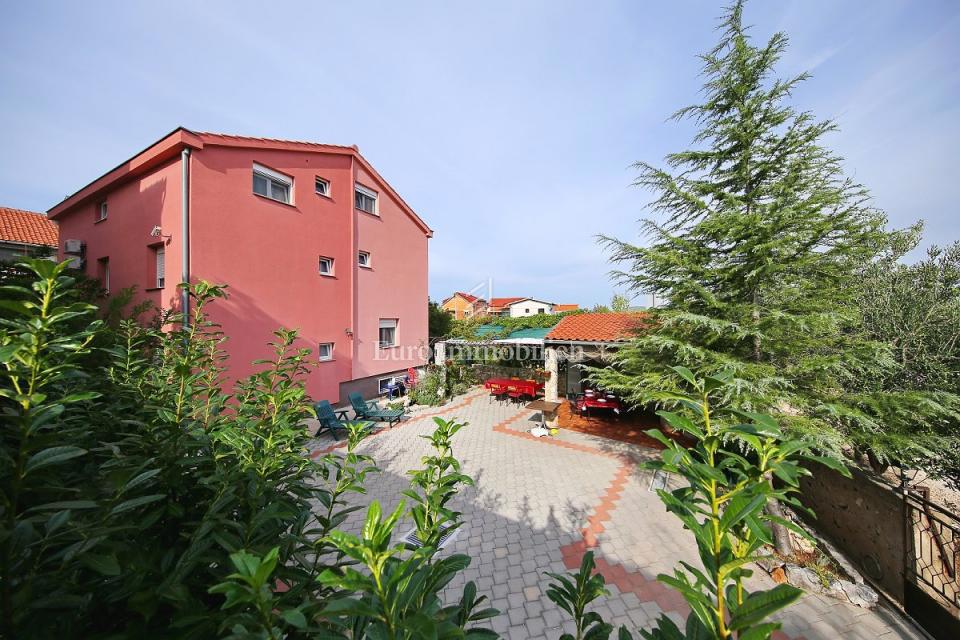 Pirovac - apartmajska hiša v bližini morja