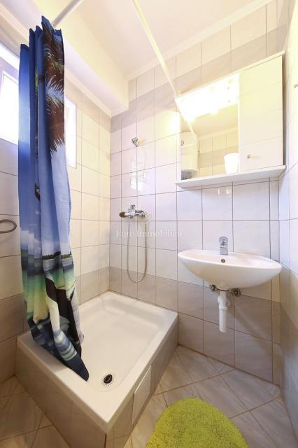 Pirovac - apartmajska hiša v bližini morja