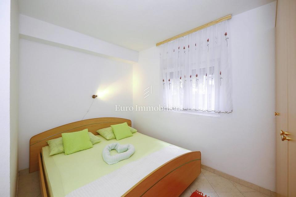 Pirovac - apartmajska hiša v bližini morja