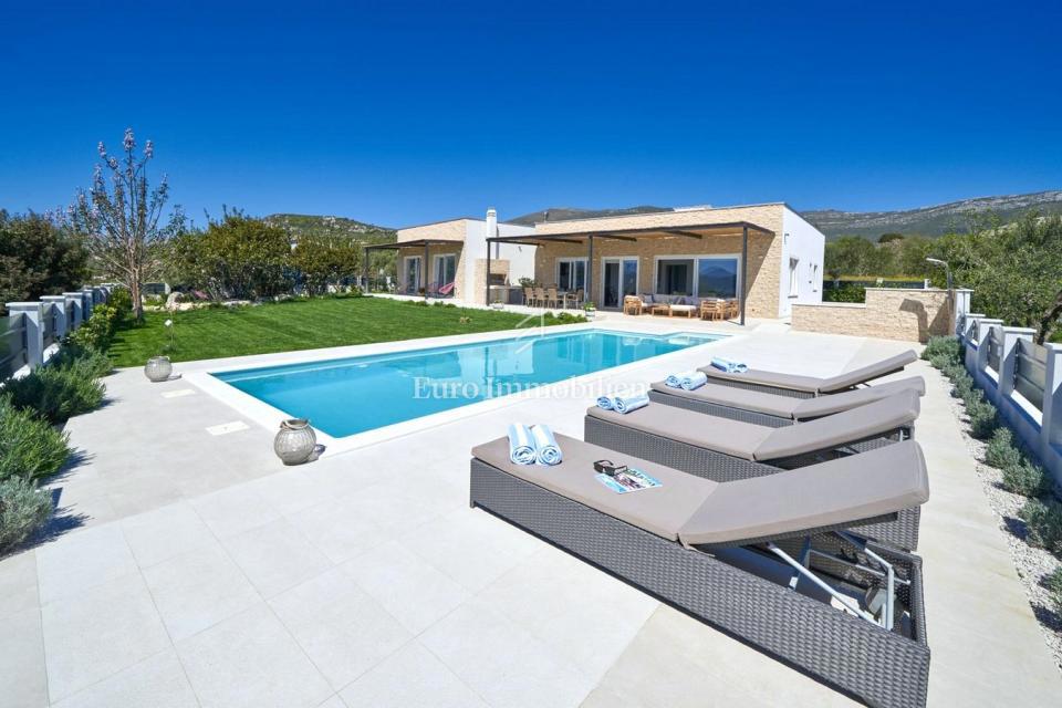 Kaštela - vila z bazenom na prostorni parceli