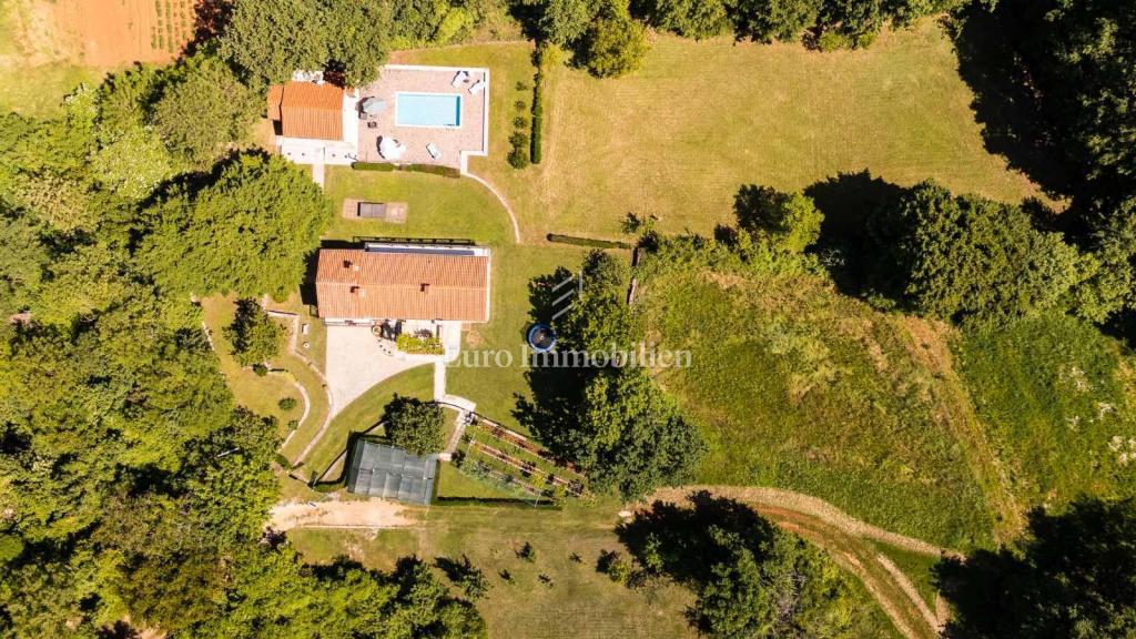 Istra - nepremičnina z bazenom in popolno zasebnostjo