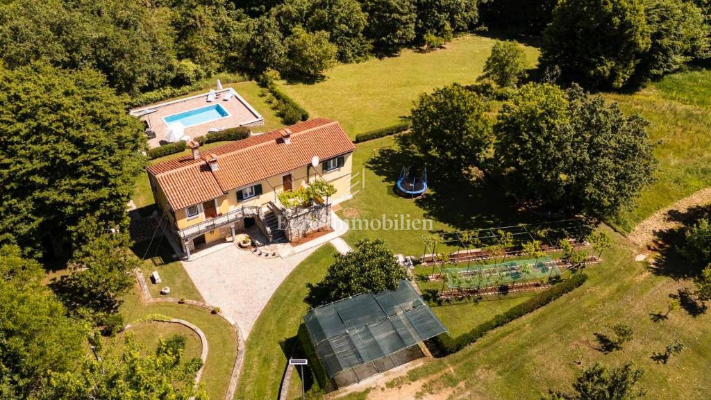Istra - nepremičnina z bazenom in popolno zasebnostjo