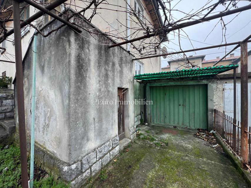 Labin - stanovanje za prenovo z garažo