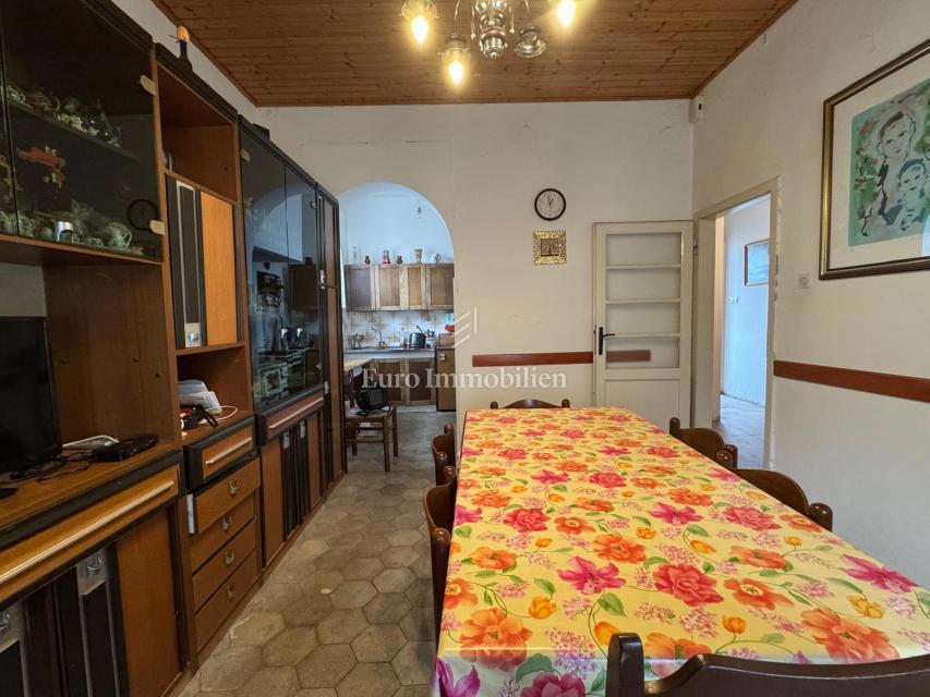 Labin - stanovanje za prenovo z garažo
