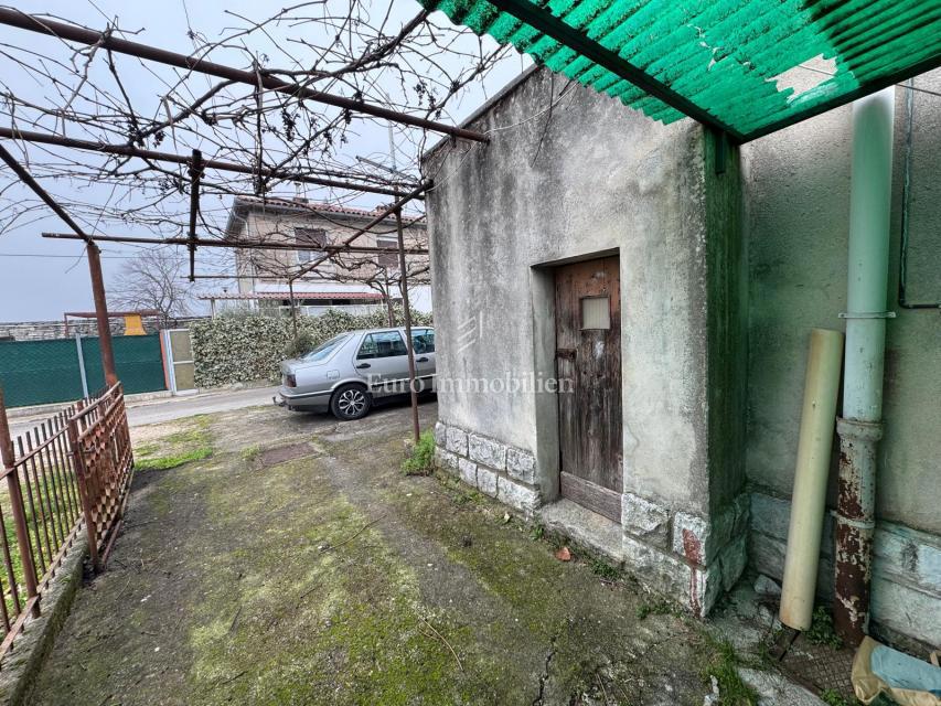 Labin - stanovanje za prenovo z garažo