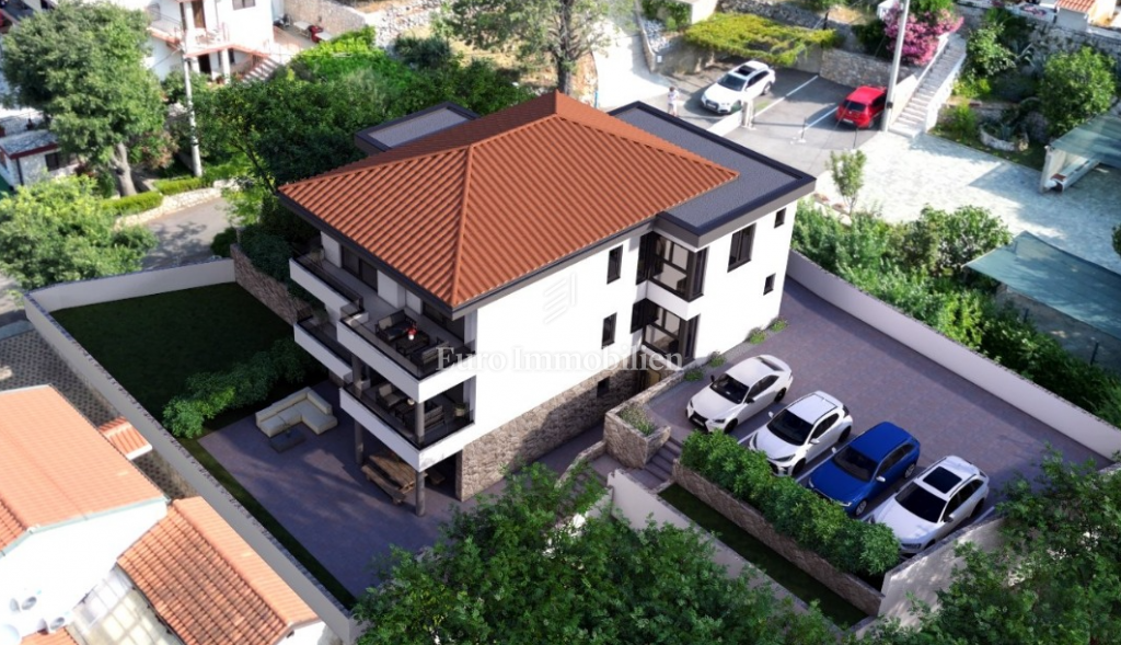 Pritlični apartma z vrtom 150 m od morja