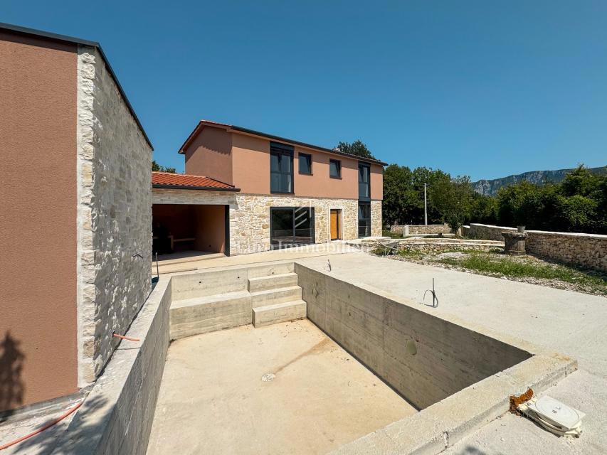 Labin - kamnita vila z bazenom