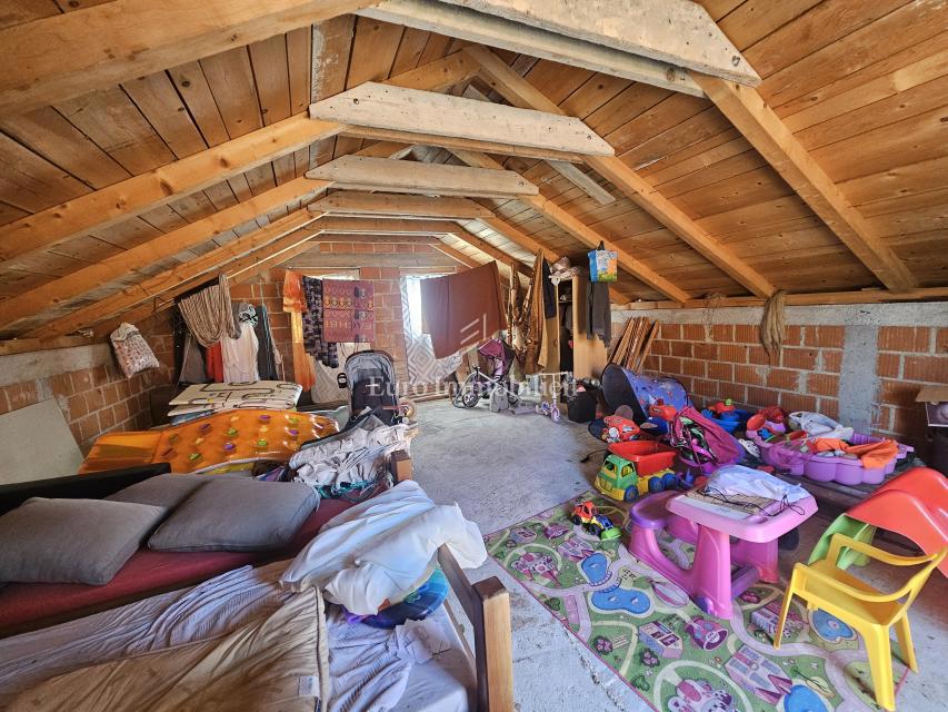 Samostojna hiša z dvema apartmajema v bližini Malinske