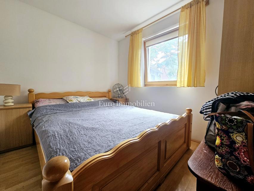 Samostojna hiša z dvema apartmajema v bližini Malinske