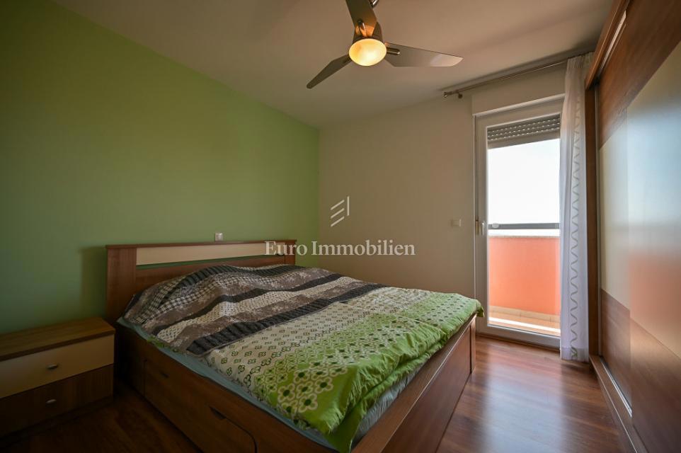 Novigrad, Vrstna hiša blizu morja in centra mesta