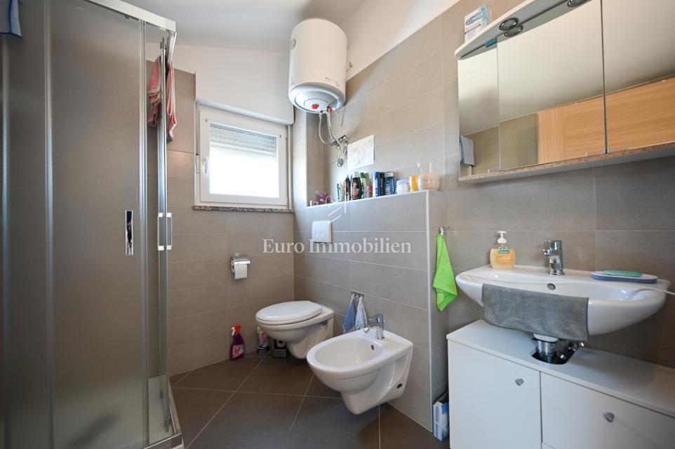 Novigrad, Vrstna hiša blizu morja in centra mesta