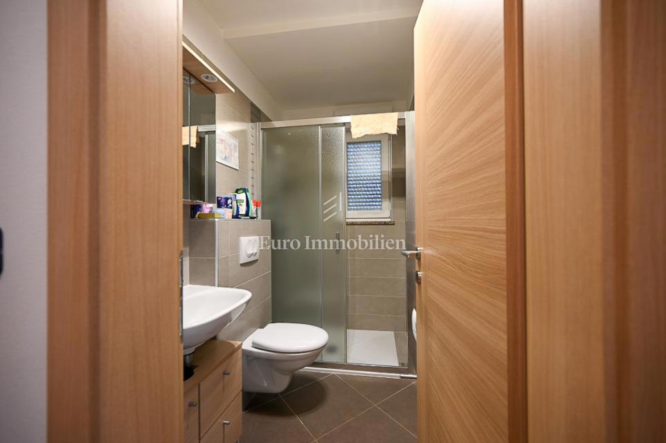 Novigrad, Vrstna hiša blizu morja in centra mesta