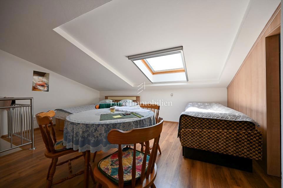 Novigrad, Vrstna hiša blizu morja in centra mesta