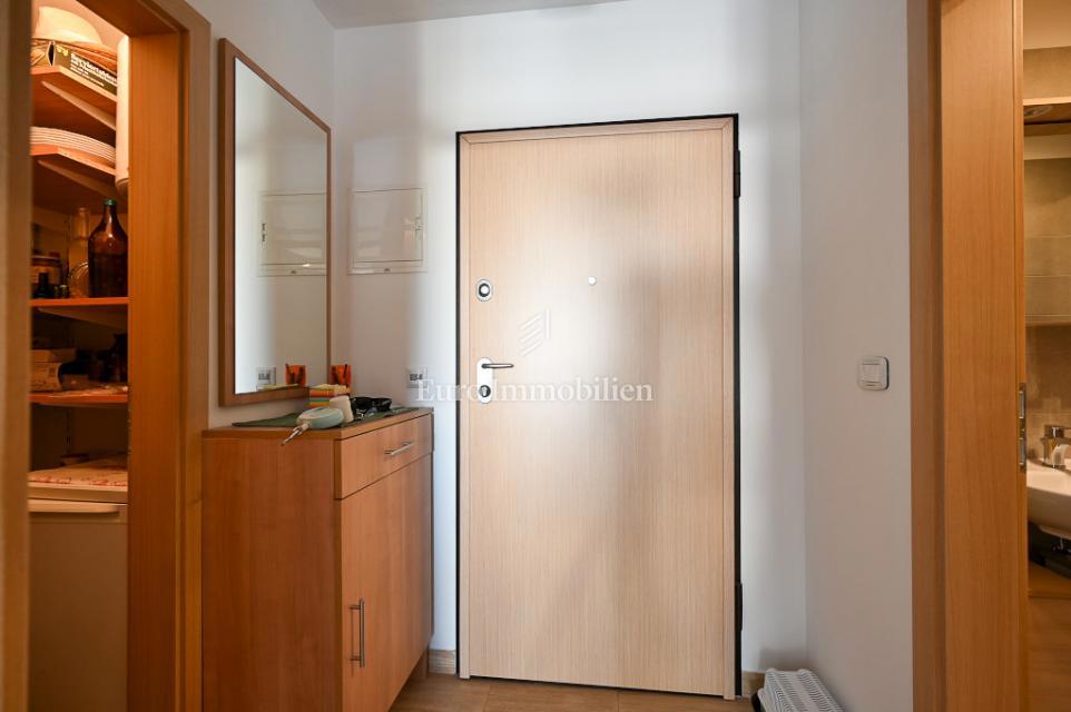 Novigrad, Vrstna hiša blizu morja in centra mesta