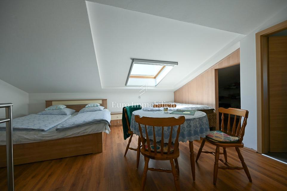 Novigrad, Vrstna hiša blizu morja in centra mesta