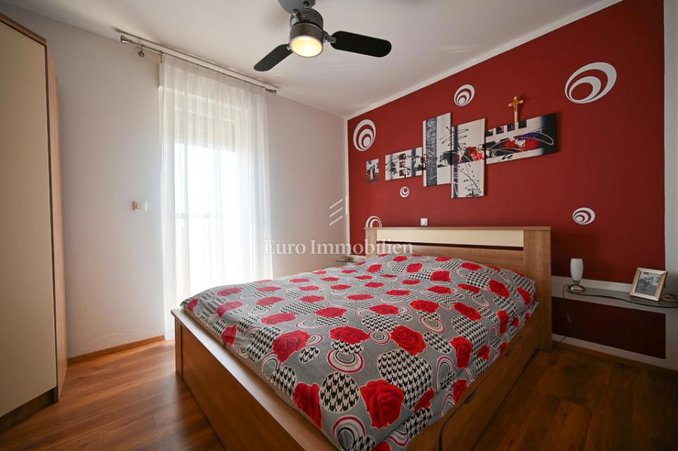 Novigrad, Vrstna hiša blizu morja in centra mesta