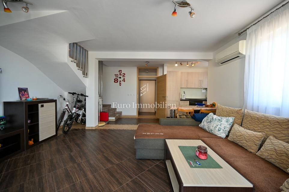 Novigrad, Vrstna hiša blizu morja in centra mesta