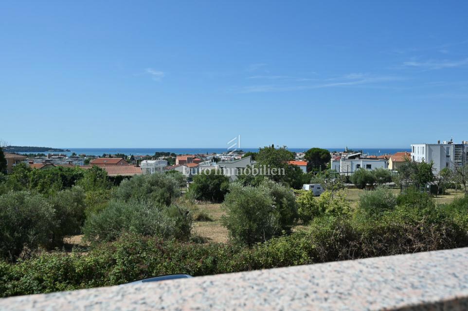 Novigrad, Vrstna hiša blizu morja in centra mesta