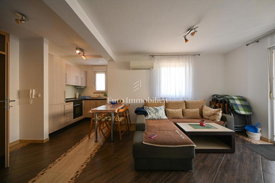 Novigrad, Vrstna hiša blizu morja in centra mesta