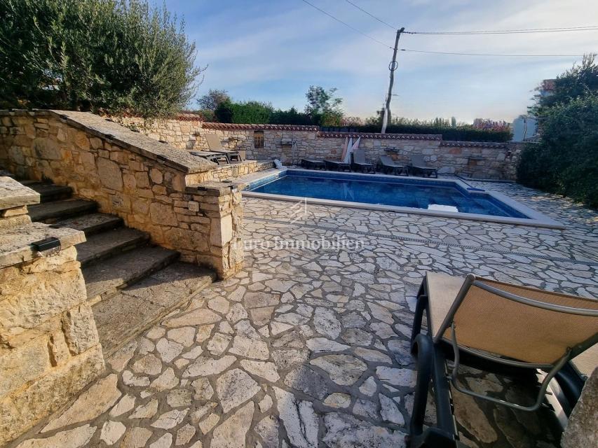 Kamnita hiša z bazenom in wellnessom pri Poreču