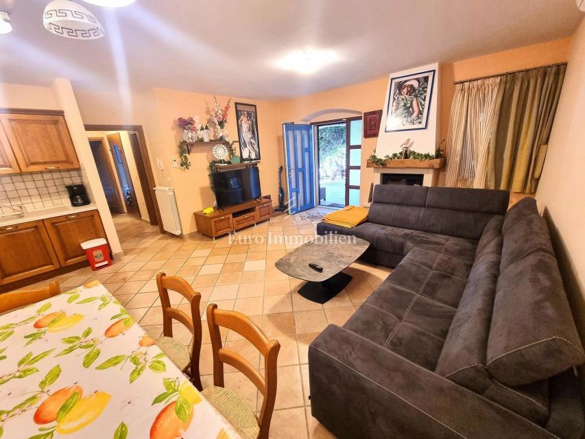 Kamnita hiša z bazenom in wellnessom pri Poreču