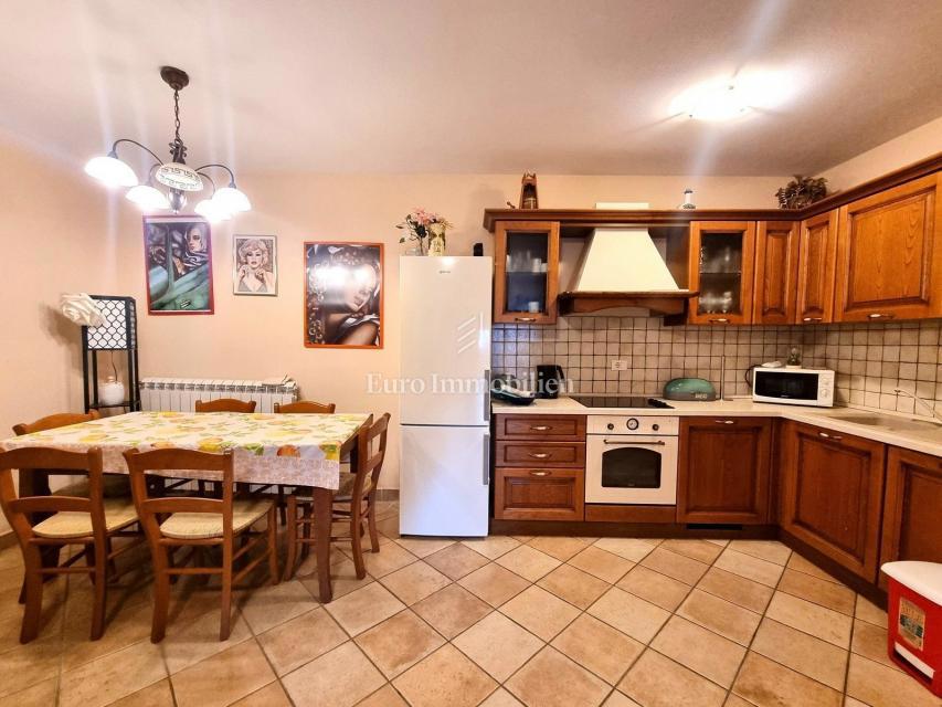 Kamnita hiša z bazenom in wellnessom pri Poreču