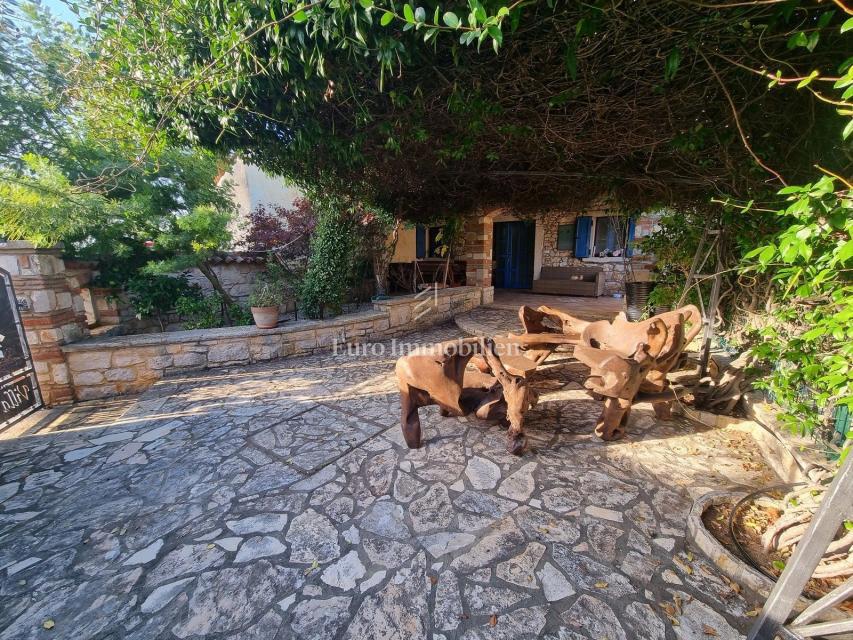 Kamnita hiša z bazenom in wellnessom pri Poreču