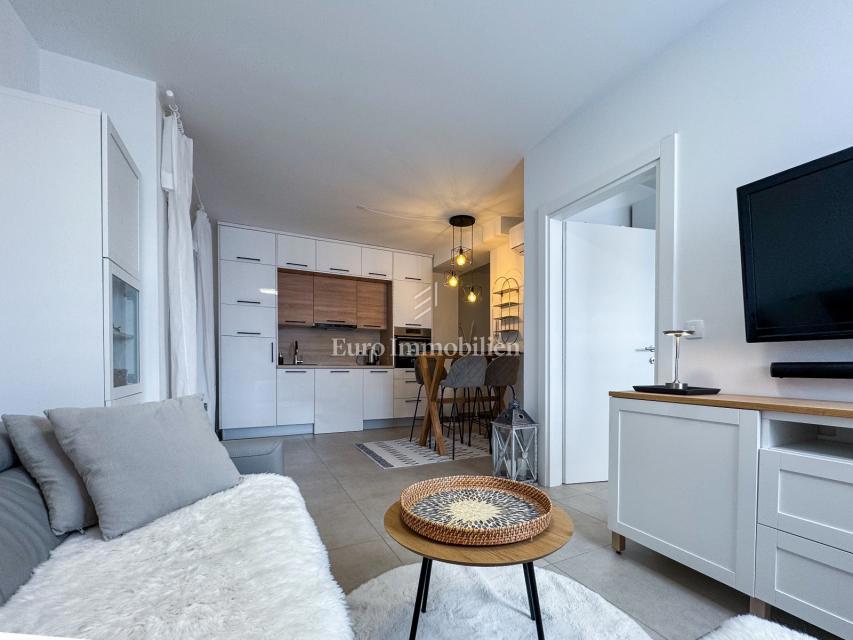 Stanovanje v Pritličju s Prostorno Teraso in Vrtom