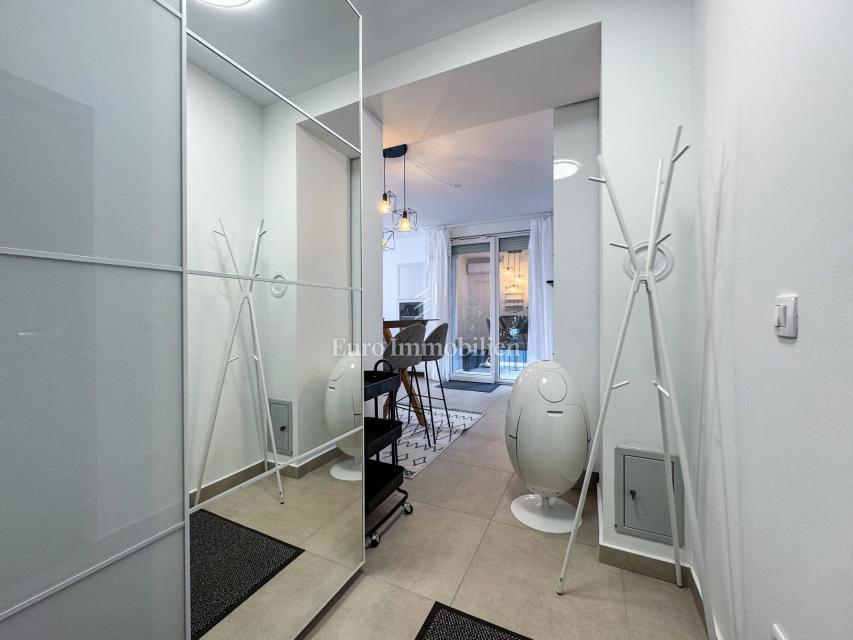 Stanovanje v Pritličju s Prostorno Teraso in Vrtom