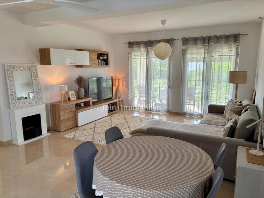 Dvosobni apartma z vrtom, 150 m od plaže