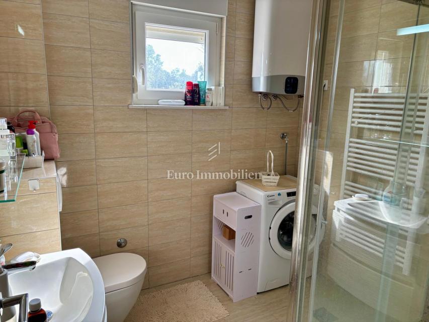 Dvosobni apartma z vrtom, 150 m od plaže