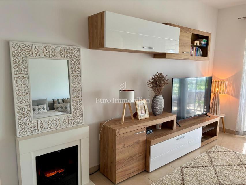 Dvosobni apartma z vrtom, 150 m od plaže