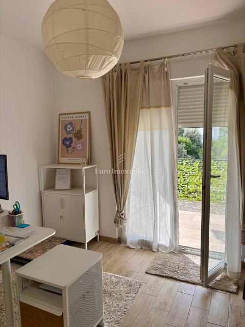 Dvosobni apartma z vrtom, 150 m od plaže